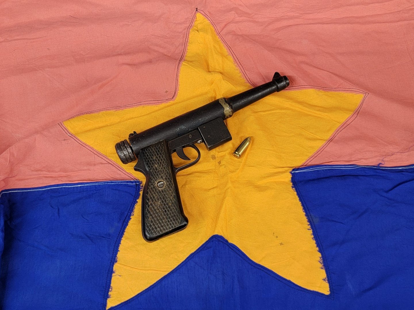 Viet Cong 3 Shot Pistol & Flag (7).jpg