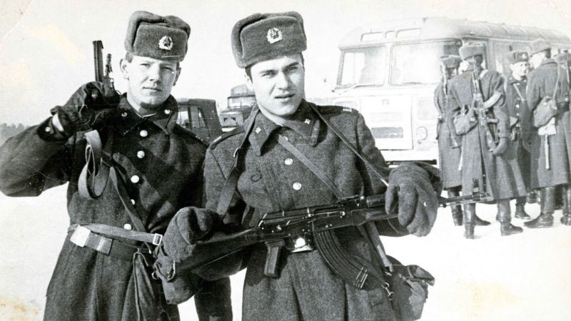 File:Soviet soldiers akm.jpg